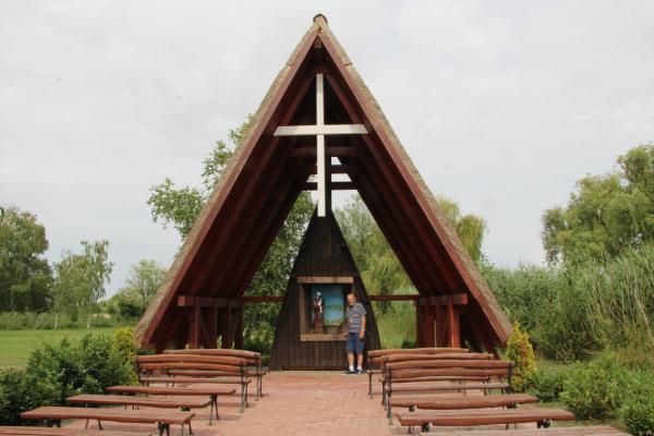 Balatoni csónak maradvány beépitve a kis kápolnába 