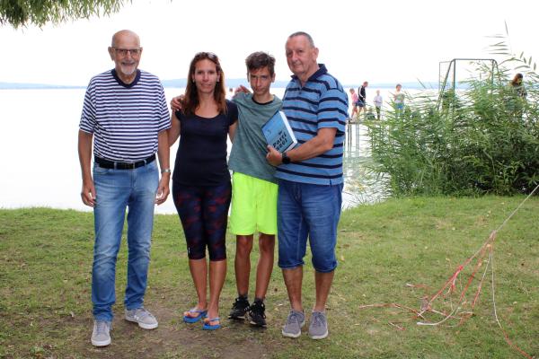 A dijazott  édesanya és fia